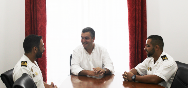 ADJUNTO DO CAPITÃO DO PORTO DA HORTA DA DELEGAÇÃO MARíTIMA APRESENTA CUMPRIMENTOS AO MUNICÍPIO DE VELAS ADJUNTO DO CAPITÃO DO PORTO DA HORTA DA DELEGAÇÃO MARíTIMA APRESENTA CUMPRIMENTOS AO MUNICÍPIO DE VELAS