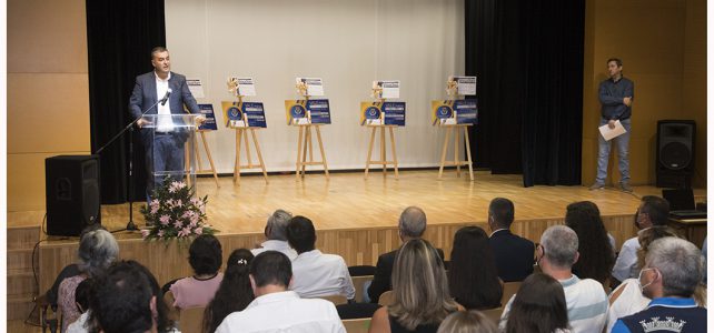 ENTREGA DE BOLSAS DE MÉRITO A ALUNOS DO CONCELHO DE VELAS ENTREGA DE BOLSAS DE MÉRITO A ALUNOS DO CONCELHO DE VELAS