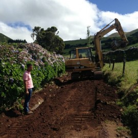 MUNICÍPIO INTERVÉM NA MANUTENÇÃO DOS CAMINHOS AGRÍCOLAS MUNICÍPIO INTERVÉM NA MANUTENÇÃO DOS CAMINHOS AGRÍCOLAS