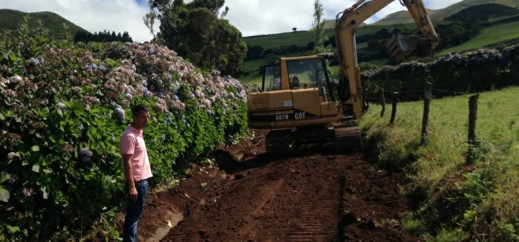 MUNICÍPIO INTERVÉM NA MANUTENÇÃO DOS CAMINHOS AGRÍCOLAS