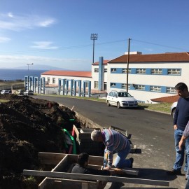 MUNICÍPIO DE VELAS PROCEDE ÀS OBRAS DE CONSTRUÇÃO DE INFRAESTRUTURAS DE REDES DE ELETRICIDADE, COMUNICAÇÕES E ABASTECIMENTO DE ÁGUA NA ZONA DE ENTRE OS MORROS