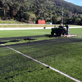 MUNICÍPIO DE VELAS APLICA BORRACHA NO CAMPO DE FUTEBOL DA URZELINA