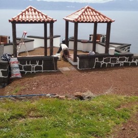 MUNICÍPIO DE VELAS COLABORA COM JUNTA DE FREGUESIA DAS MANADAS NA REABILITAÇÃO DE MIRADOURO