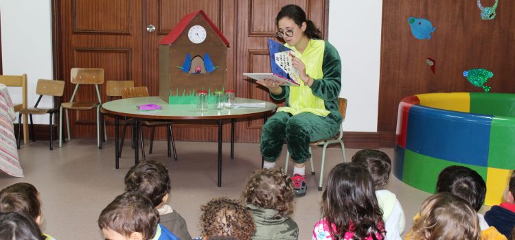 BIBLIOTECA MUNICIPAL DE VELAS CELEBRA DIA NACIONAL DO PIJAMA