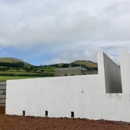 MUNICÍPIO APOIA A OBRA DO CURRAL DE VACINAÇÃO E RETÉM AGRÍCOLA NA BEIRA