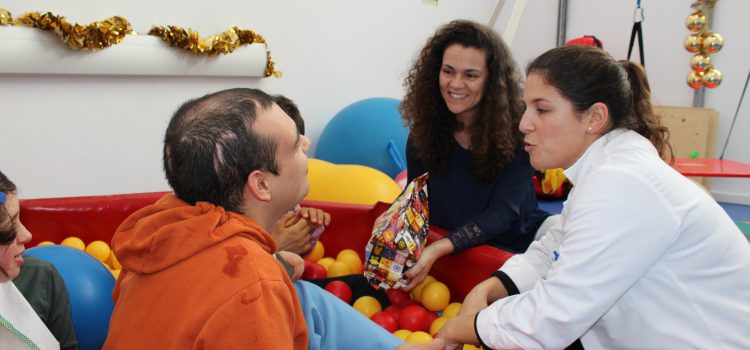 MUNICÍPIO DE VELAS ENTREGA LEMBRANÇAS DE NATAL A UTENTES DO CAO DE VELAS E ALUNOS DO PRÉ-ESCOLAR E 1º CICLO DA EBS DE VELAS MUNICÍPIO DE VELAS ENTREGA LEMBRANÇAS DE NATAL A UTENTES DO CAO DE VELAS E ALUNOS DO PRÉ-ESCOLAR E 1º CICLO DA EBS DE VELAS
