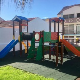 PARQUE INFANTIL COM EQUIPAMENTOS PARA PESSOAS COM MOBILIDADE REDUZIDA