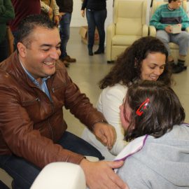MUNICÍPIO DE VELAS ENTREGA LEMBRANÇAS DE NATAL A UTENTES DO CAO DE VELAS E ALUNOS DO PRÉ-ESCOLAR E 1ºCICLO DA EBS DE VELAS