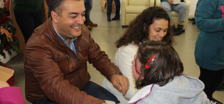 MUNICÍPIO DE VELAS ENTREGA LEMBRANÇAS DE NATAL A UTENTES DO CAO DE VELAS E ALUNOS DO PRÉ-ESCOLAR E 1ºCICLO DA EBS DE VELAS