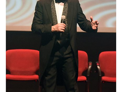 ESPETÁCULO DE ILUSIONISMO COM O PROFESSOR RÚBEN OLIVEIRA