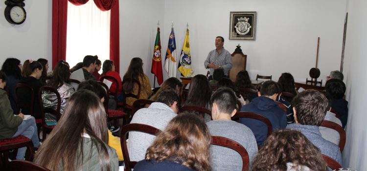 ALUNOS DA EBS DAS VELAS VISITAM EDIFÍCIO DOS PAÇOS DO CONCELHO