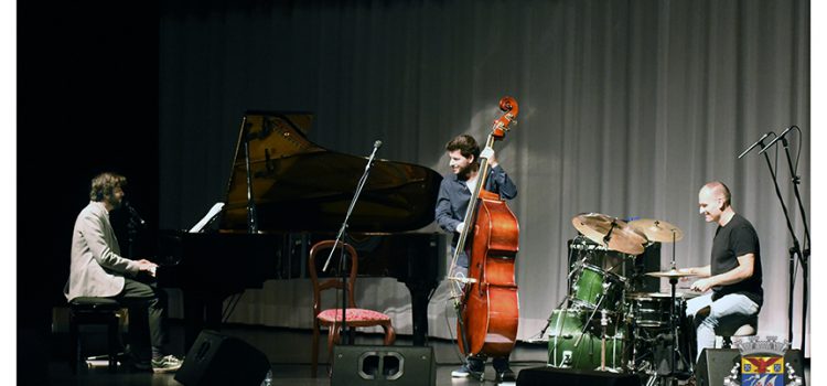 SALVADOR SOBRAL NO AUDITÓRIO MUNICIPAL DE VELAS