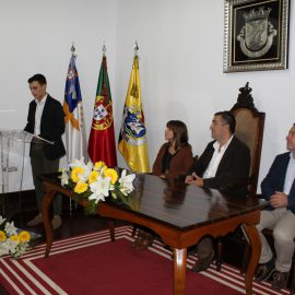 MUNICÍPIO ENTREGA BOLSAS DE MÉRITO A ALUNOS DO CONCELHO