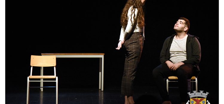 TEATRO “CORO DOS MAUS ALUNOS”, COM O GRUPO DE TEATRO “COLETIVO 41.601”