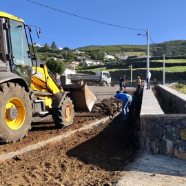 OBRAS NA VIA MUNICIPAL DO RIBEIRINHO NO LUGAR DA BEIRA