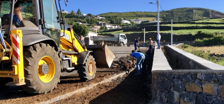 OBRAS NA VIA MUNICIPAL DO RIBEIRINHO NO LUGAR DA BEIRA