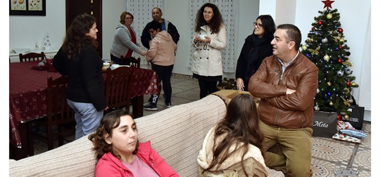 MUNICÍPIO DE VELAS ENTREGA LEMBRANÇAS DE NATAL NO CENTRO DE DIA DA URZELINA E LAR RESIDENCIAL DO INSTITUTO DE SANTA CATARINA