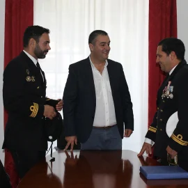COMANDANTE DO NAVIO NRP SETÚBAL APRESENTA CUMPRIMENTOS AO MUNICÍPIO DE VELAS