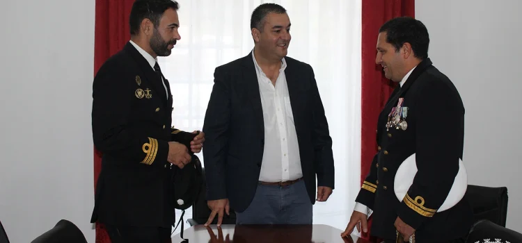 COMANDANTE DO NAVIO NRP SETÚBAL APRESENTA CUMPRIMENTOS AO MUNICÍPIO DE VELAS