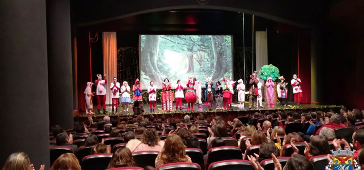 CASA CHEIA NA ESTREIA DA PEÇA DE TEATRO “ALICE NO PAÍS DAS MARAVILHAS”