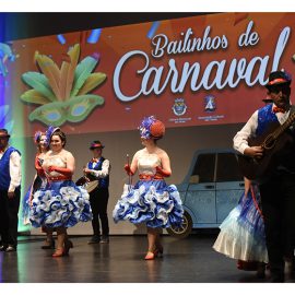 AUDITÓRIO MUNICIPAL DE VELAS COM CASA CHEIA PARA ASSISTIR AOS BAILINHOS DE CARNAVAL