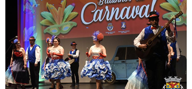 AUDITÓRIO MUNICIPAL DE VELAS COM CASA CHEIA PARA ASSISTIR AOS BAILINHOS DE CARNAVAL