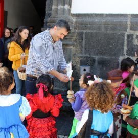 CRIANÇAS RECRIAM TRADIÇÃO ‘FILHÓS NO ESPETO’