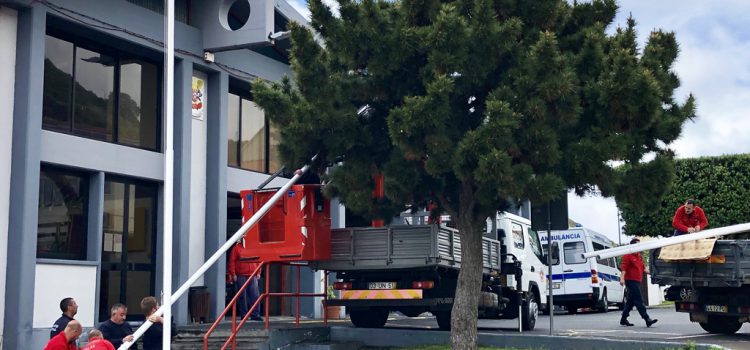 REPARAÇÃO DE MASTROS NO EDIFÍCIO DOS BOMBEIROS DE VELAS