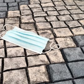 LUVAS E MÁSCARAS NOS CONTENTORES DE INDIFERENCIADOS