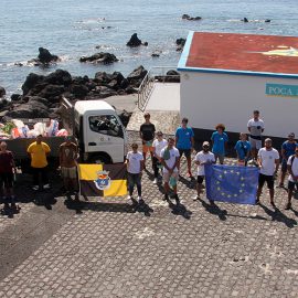 JOVENS EMPENHADOS NA LIMPEZA DA ORLA COSTEIRA