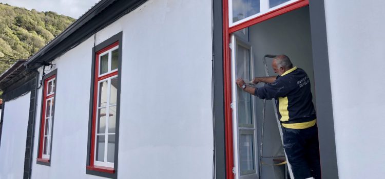 MANUTENÇÃO DE PORTAS E JANELAS DO EDIFÍCIO DOS PAÇOS DO CONCELHO
