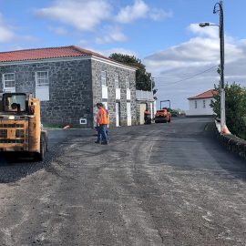 REPARAÇÃO DE BERMAS E SOBRAS DE ESTRADA NA RIBEIRA DO NABO