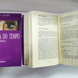 ASSINALA-SE HOJE O DIA DO LIVRO PORTUGUÊS