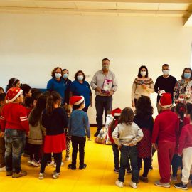 CRIANÇAS ENTREGAM ALIMENTO PARA ANIMAIS DO CANIL MUNICIPAL