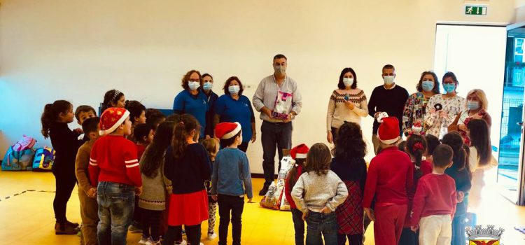 CRIANÇAS ENTREGAM ALIMENTO PARA ANIMAIS DO CANIL MUNICIPAL