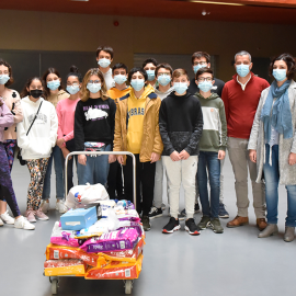 ALUNOS ENTREGAM ALIMENTO PARA ANIMAIS DO CANIL