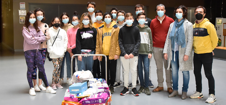 ALUNOS ENTREGAM ALIMENTO PARA ANIMAIS DO CANIL