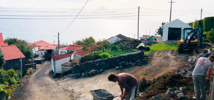 OBRAS NO CAMINHO DA RIBEIRA NA FREGUESIA DAS MANADAS OBRAS NO CAMINHO DA RIBEIRA NA FREGUESIA DAS MANADAS
