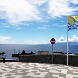ZONAS BALNEARES VOLTAM A HASTEAR BANDEIRA DE QUALIDADE DE OURO
