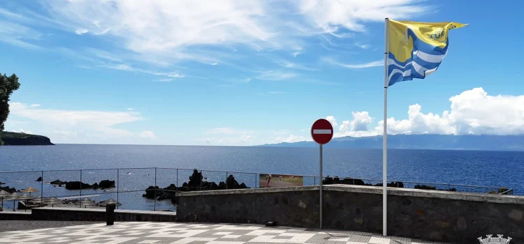 ZONAS BALNEARES VOLTAM A HASTEAR BANDEIRA DE QUALIDADE DE OURO