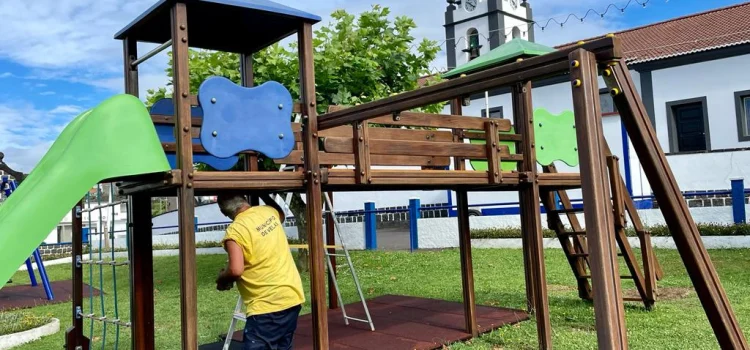 MANUTENÇÃO DO PARQUE INFANTIL DE ROSAIS MANUTENÇÃO DO PARQUE INFANTIL DE ROSAIS