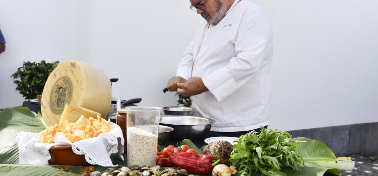 MERCADO MUNICIPAL RECEBEU SHOWCOOKING COM O CHEF JOSÉ MARIA MOREIRA