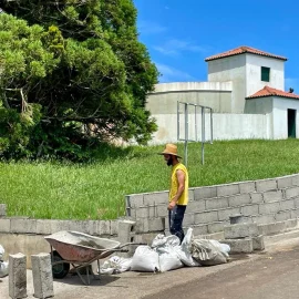 CONSTRUÇÃO DE MURO NO LUGAR DO POÇO NOVO EM ROSAIS