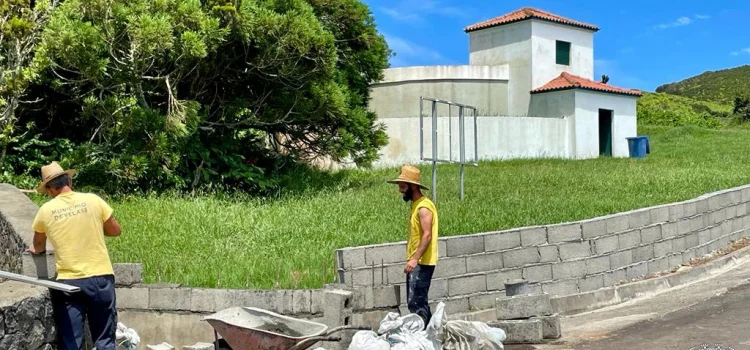 CONSTRUÇÃO DE MURO NO LUGAR DO POÇO NOVO EM ROSAIS