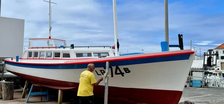 MUNICÍPIO APOIA O CLUBE NAVAL DE VELAS NA PINTURA DA LANCHA BALEEIRA