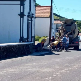 ARRANJO DE SOBRAS DE ESTRADA NA RUA DO CRISTO REI EM SANTO AMARO