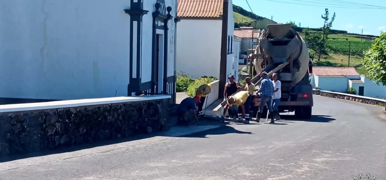 ARRANJO DE SOBRAS DE ESTRADA NA RUA DO CRISTO REI EM SANTO AMARO