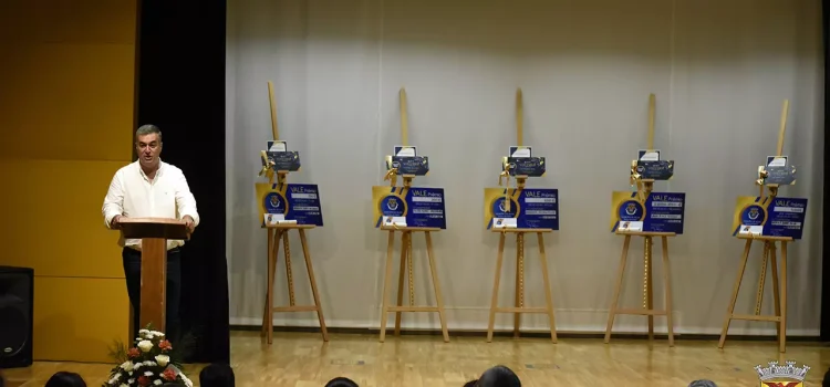 ENTREGA DE BOLSAS DE MÉRITO A ALUNOS DO ENSINO PÚBLICO E PROFISSIONAL DO CONCELHO ENTREGA DE BOLSAS DE MÉRITO A ALUNOS DO ENSINO PÚBLICO E PROFISSIONAL DO CONCELHO
