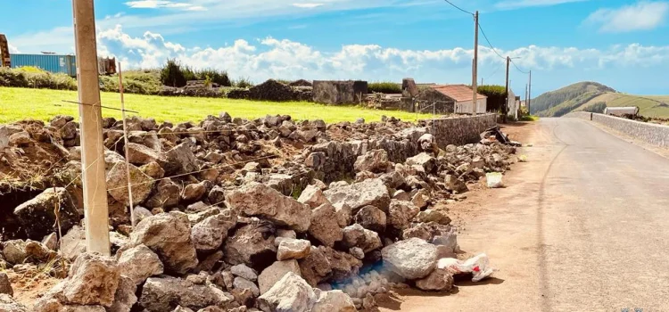 CONSTRUÇÃO DE MUROS NO LUGAR DAS MACELAS EM SANTO AMARO
