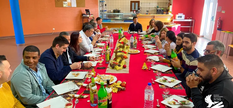 EXECUTIVO MUNICIPAL PARTICIPA NO ALMOÇO DE NATAL DA ADISJ